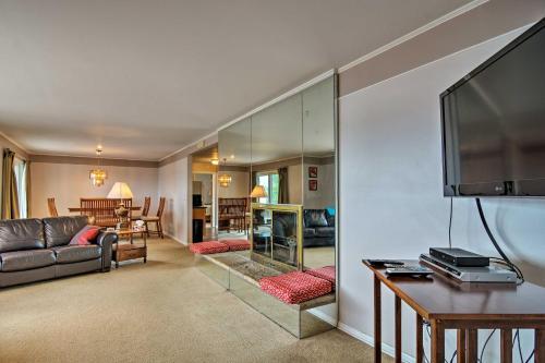 Lake Charlevoix Home With Deck, Walk To Downtown!
