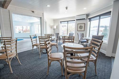 205 Pointes North Inn