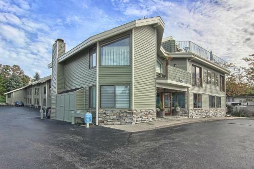 210 Pointes North Inn