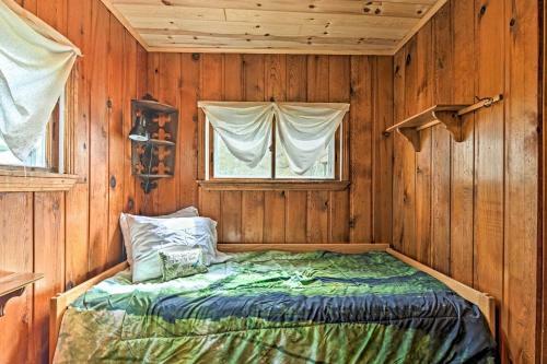 Lakeside Charlevoix Cabin With Ideal Location!