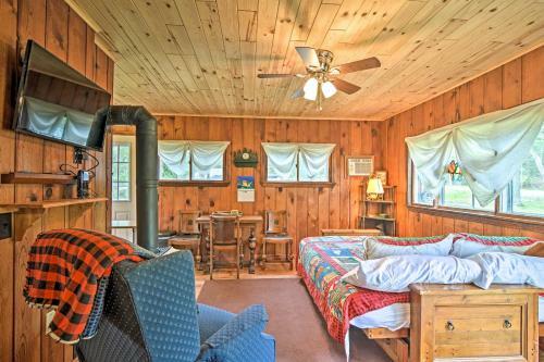 Lakeside Charlevoix Cabin With Ideal Location!