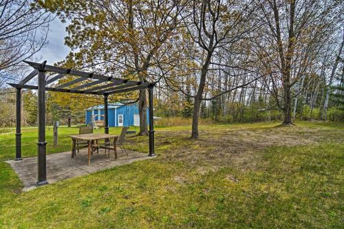 Lakeside Charlevoix Cabin With Ideal Location!