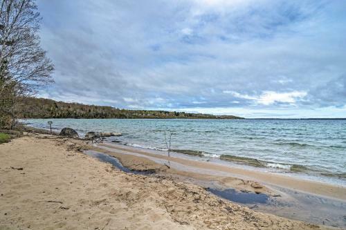 Lakeside Charlevoix Cabin With Ideal Location!