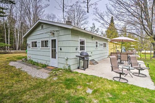 Lakeside Charlevoix Cabin With Ideal Location!