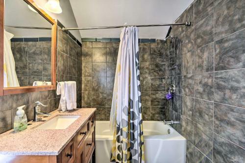 Eclectic Abode With Sunroom - 2 Mi To Downtown