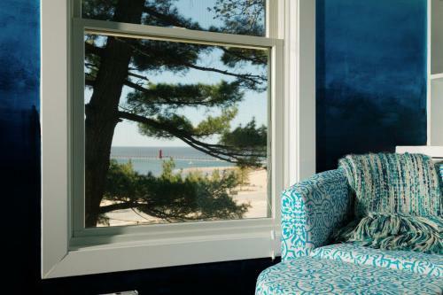 Bed & Breakfast Looking Glass Beachfront Inn
