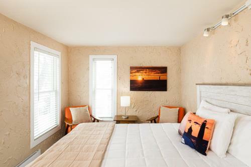 Bed & Breakfast Looking Glass Beachfront Inn