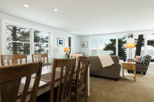Bed & Breakfast Looking Glass Beachfront Inn