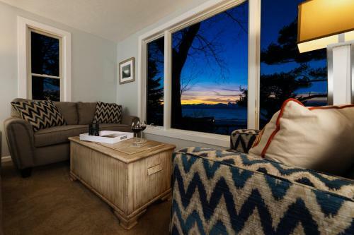 Bed & Breakfast Looking Glass Beachfront Inn