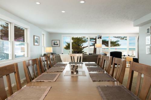 Bed & Breakfast Looking Glass Beachfront Inn