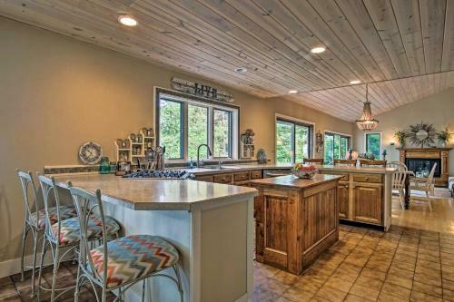 Lakefront Grand Haven House With Deck And Water Toys!