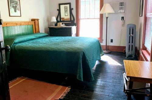 Posada Lakeside Inn
