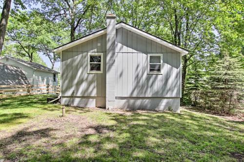 Ludington Cottage With Deck, Yard And Fire Pit!