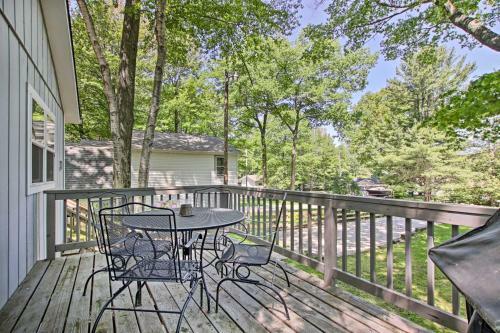 Ludington Cottage With Deck, Yard And Fire Pit!