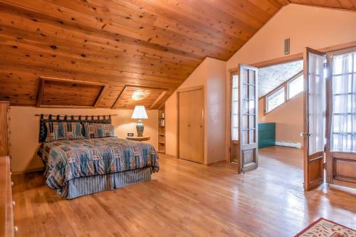Chicagon Lakefront Cabin With Private Sauna & Dock Home
