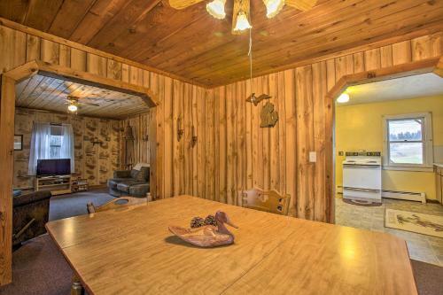 Quaint Farmhouse - Hunt, Fish And Snowmobile!