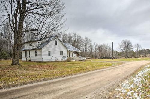 Quaint Farmhouse - Hunt, Fish And Snowmobile!