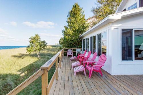 Waterfront Onekama Cottage With Private Deck And Views!