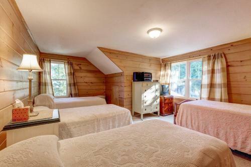 Waterfront Onekama Cottage With Private Deck And Views!