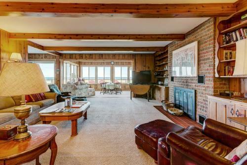 Waterfront Onekama Cottage With Private Deck And Views!