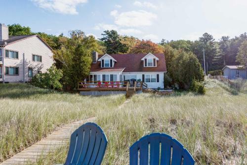 Waterfront Onekama Cottage With Private Deck And Views!