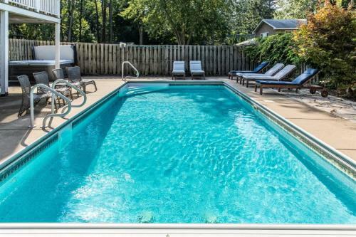 Bird's Nest Pool House