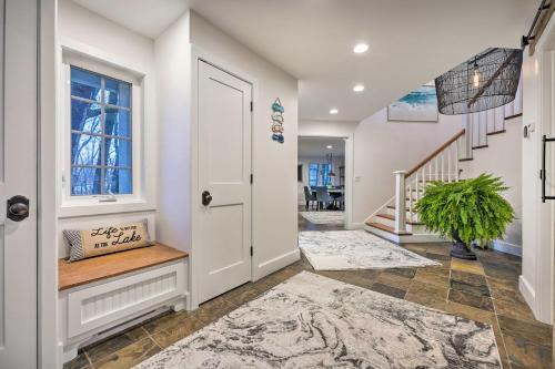 Sprawling Retreat With Private Beach Access!