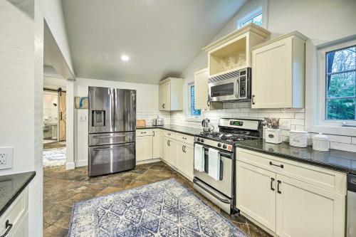 Sprawling Retreat With Private Beach Access!