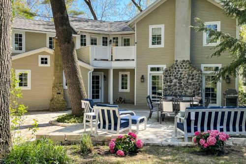 Sprawling Retreat With Private Beach Access!