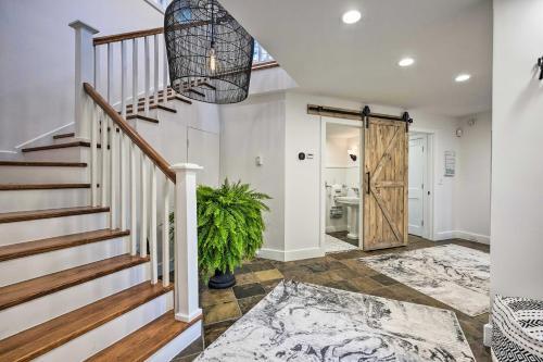 Sprawling Retreat With Private Beach Access!