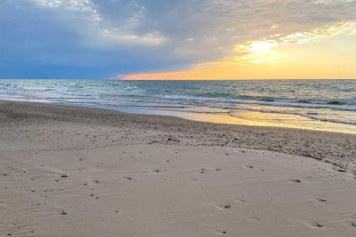 Sprawling Retreat With Private Beach Access!