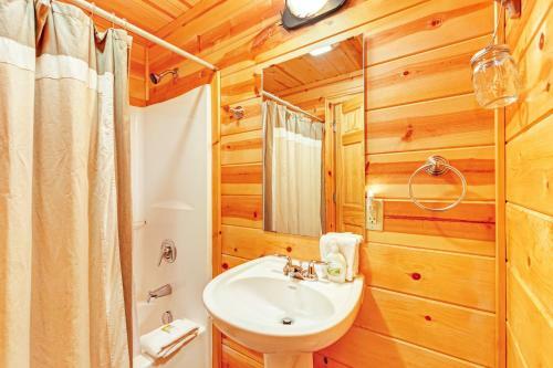 Kingfisher Cove Cabin 16