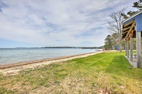 Apartamento Cozy Suttons Bay Studio With Fire Pit-walk To Beach!
