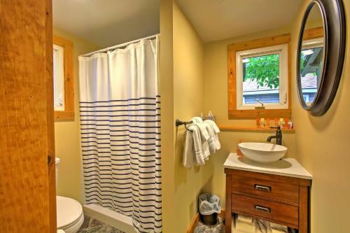 Charming Suttons Bay Cottage With Shared Waterfront!