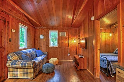 Charming Suttons Bay Cottage With Shared Waterfront!