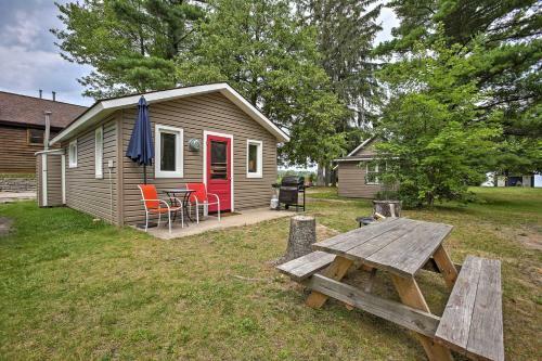 Cozy Suttons Bay Cottage With Shared Dock And Fire Pit!