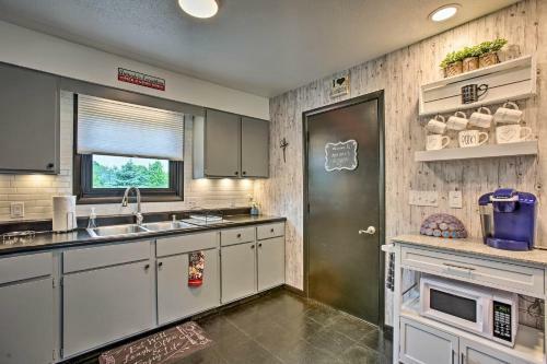 Traverse City Getaway With Grill, 1mi To Silver Lake!