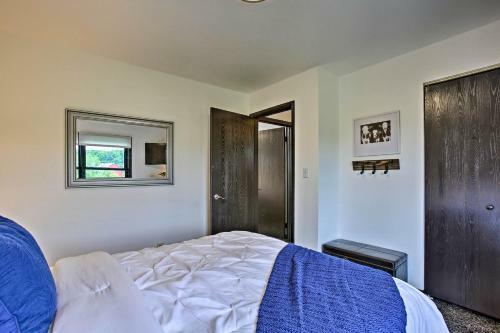Traverse City Getaway With Grill, 1mi To Silver Lake!