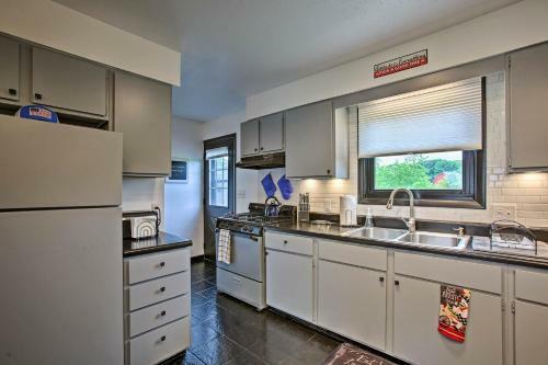 Traverse City Getaway With Grill, 1mi To Silver Lake!