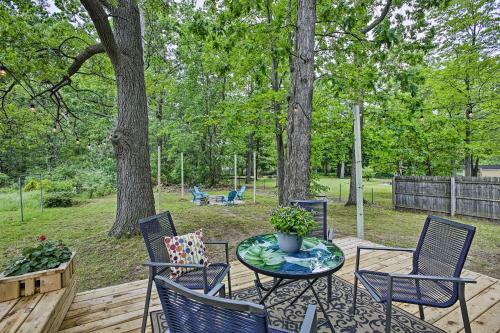 Charming Home With Deck, 2 Mi To Lake Michigan!
