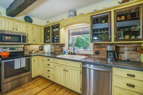 Lodge Riverside Abode