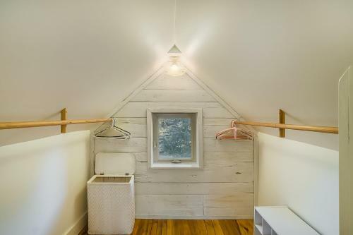 Lodge Riverside Abode