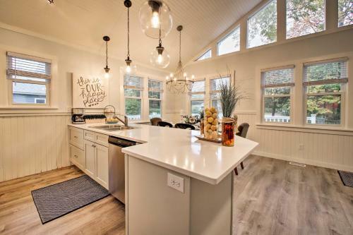 Modern Home With Pool And Hot Tub - Walk To The Beach!