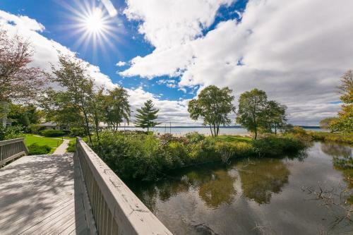 Comfy Lakeside Condo The Shores