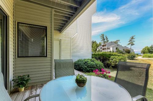 Comfy Lakeside Condo The Shores
