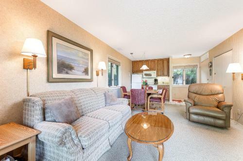 Comfy Lakeside Condo The Shores