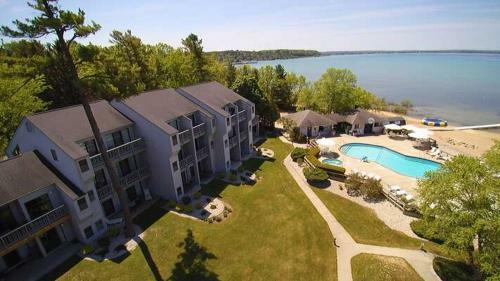 Comfy Lakeside Condo The Shores