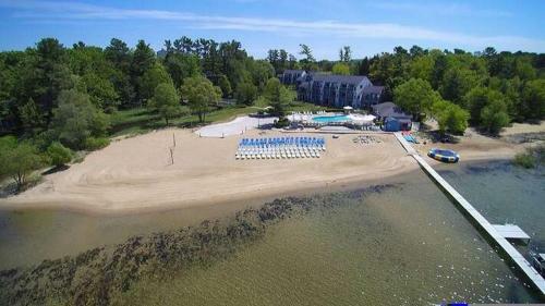 Cute Beach Side Condo On The Beautiful Bay
