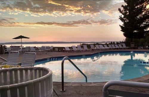 Gorgeous 2 Bedroom Lake View Condo