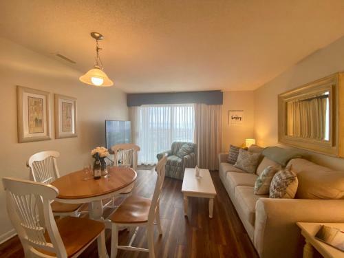 Gorgeous Lake View Deluxe Condo @ The Shores